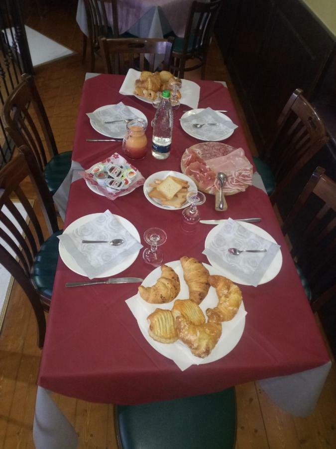 Bed and Breakfast London Cafe Кастельново-не'-Монті Екстер'єр фото